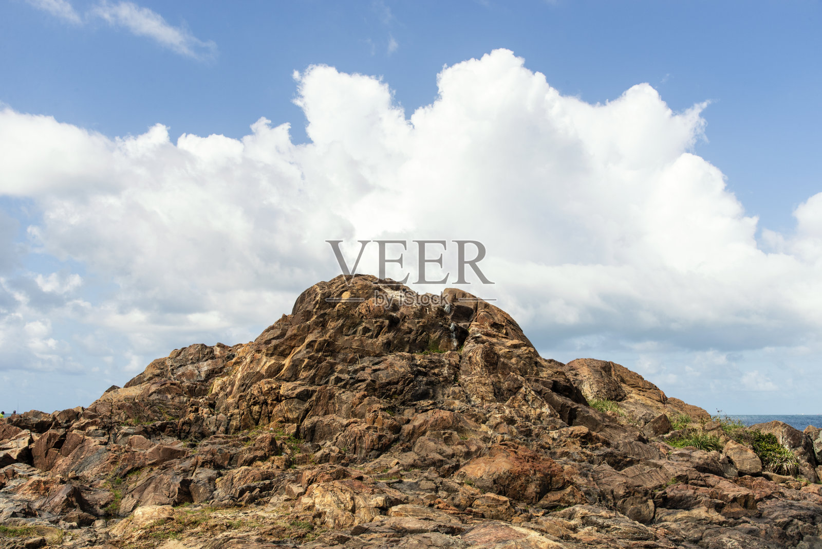 岩石，大海，天空和云彩在法罗达巴拉海滩。照片摄影图片