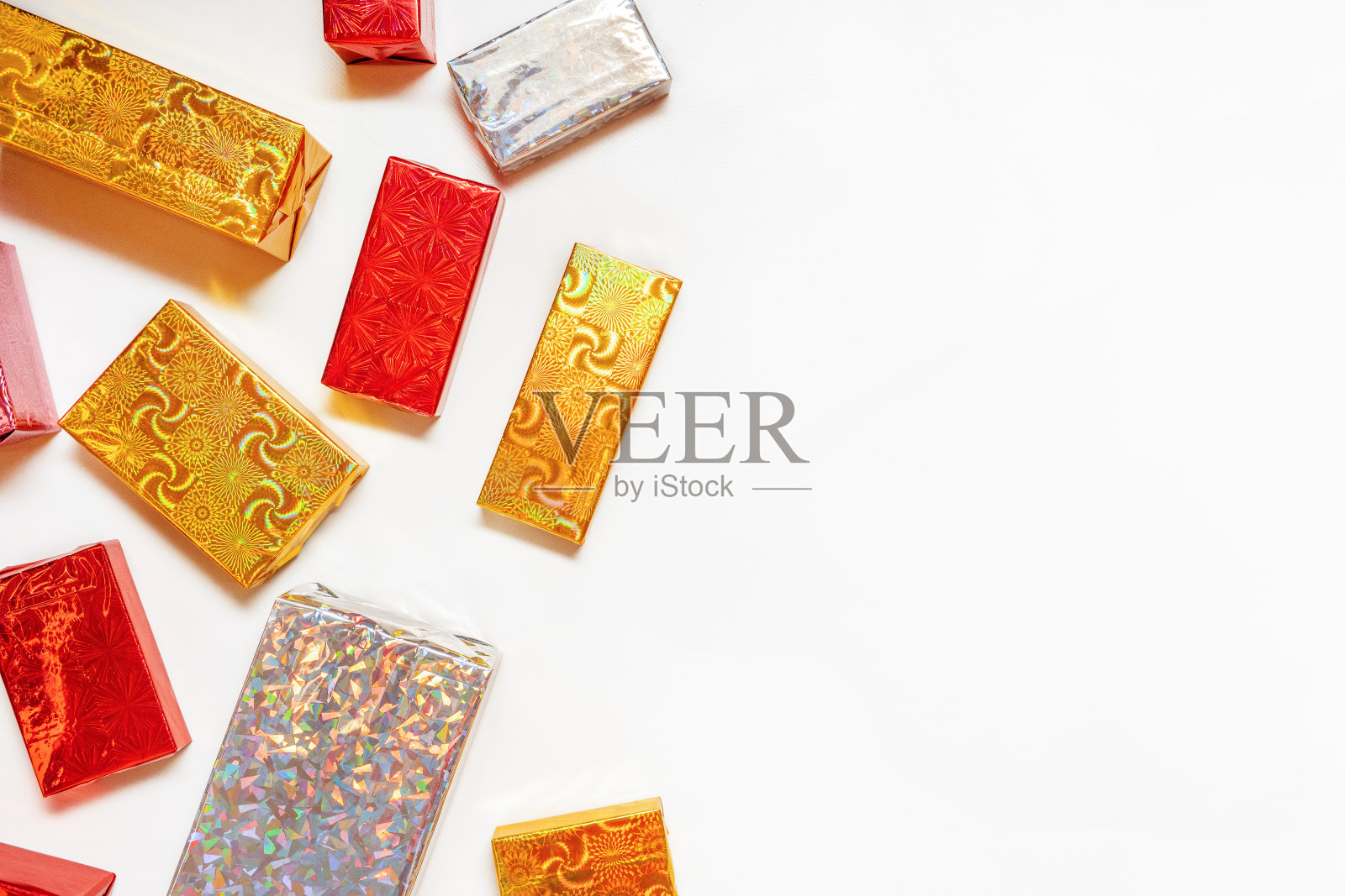 礼物盒在白色的背景与复制空间照片摄影图片