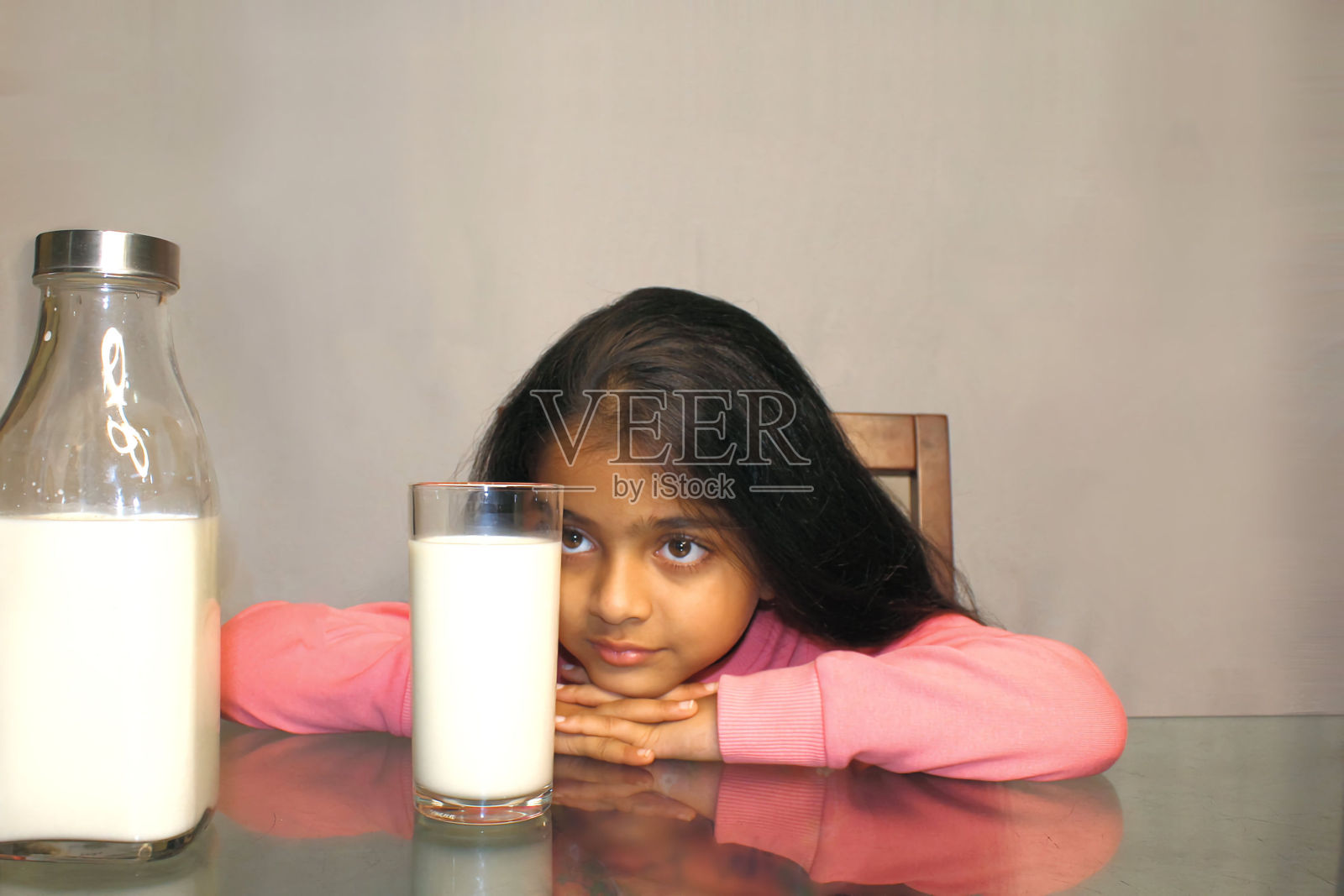 喝牛奶的小女孩照片摄影图片