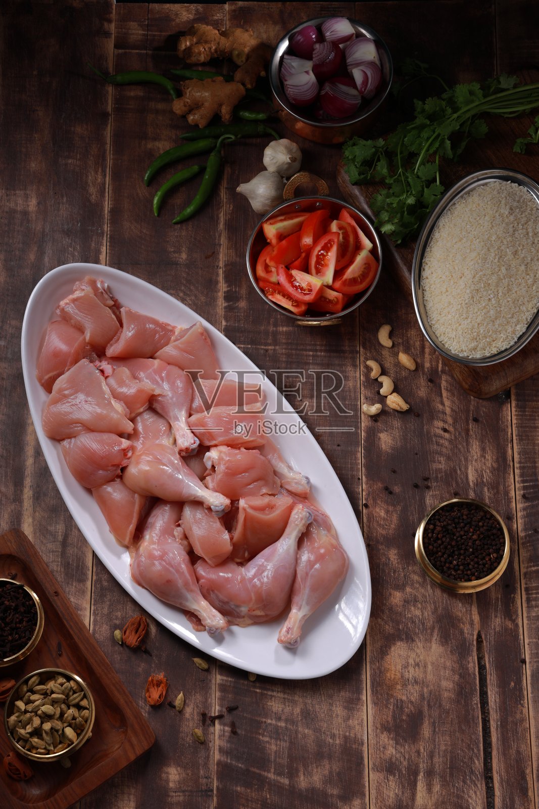 去皮的生印度烤鸡照片摄影图片