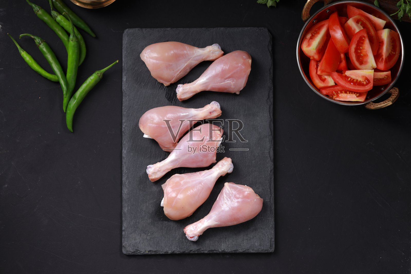 生鸡鼓槌或鸡腿照片摄影图片