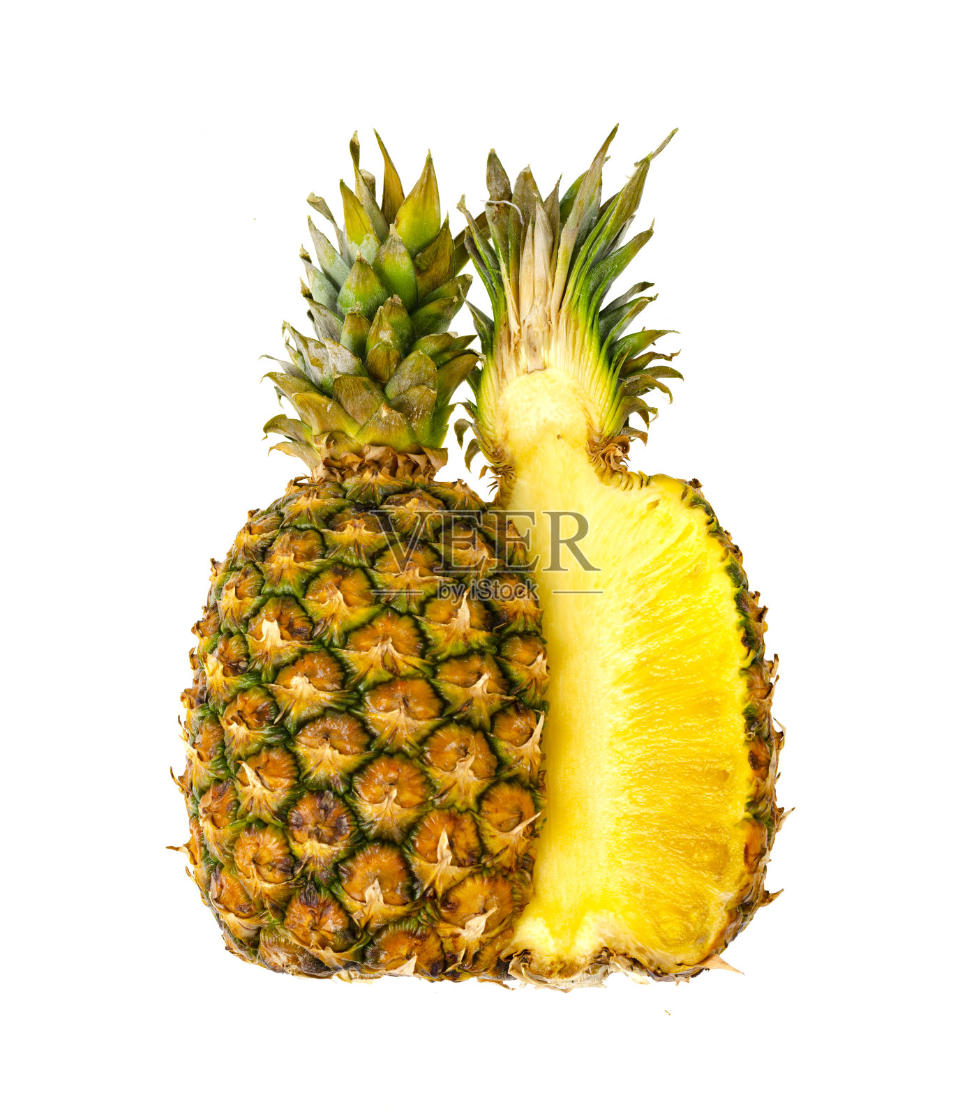 两半香甜成熟的菠萝孤立在白色背景上。工作室的照片照片摄影图片