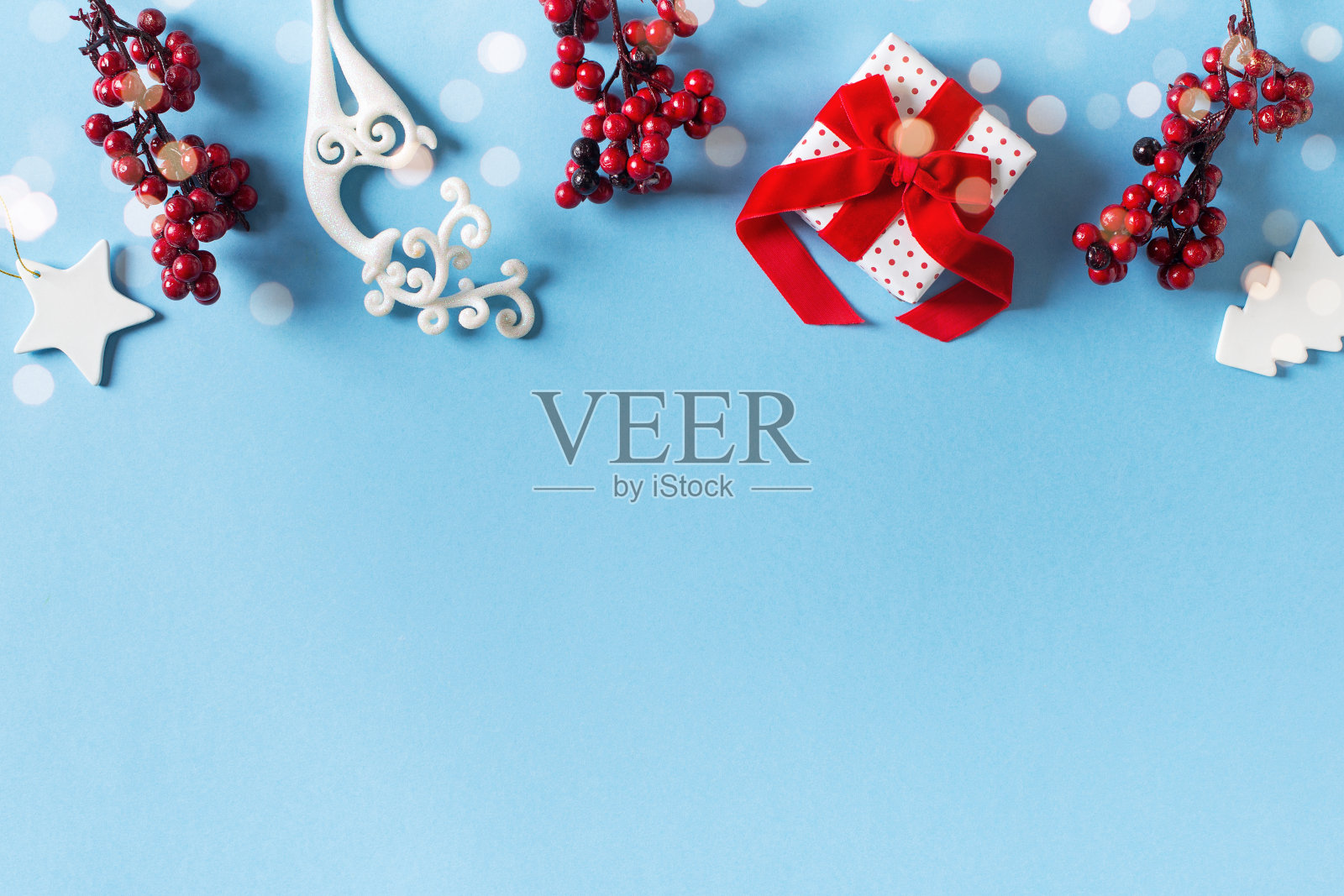 圣诞和新年贺卡与礼品盒，红色的浆果树枝和白色的玩具照片摄影图片