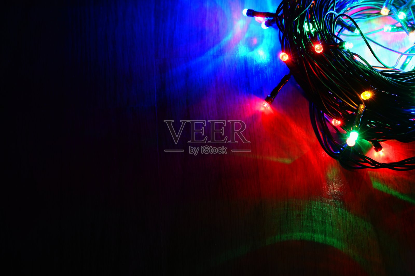 圣诞灯。美丽的彩色抽象背景与圣诞树装饰。冬季和假期的概念。照片摄影图片