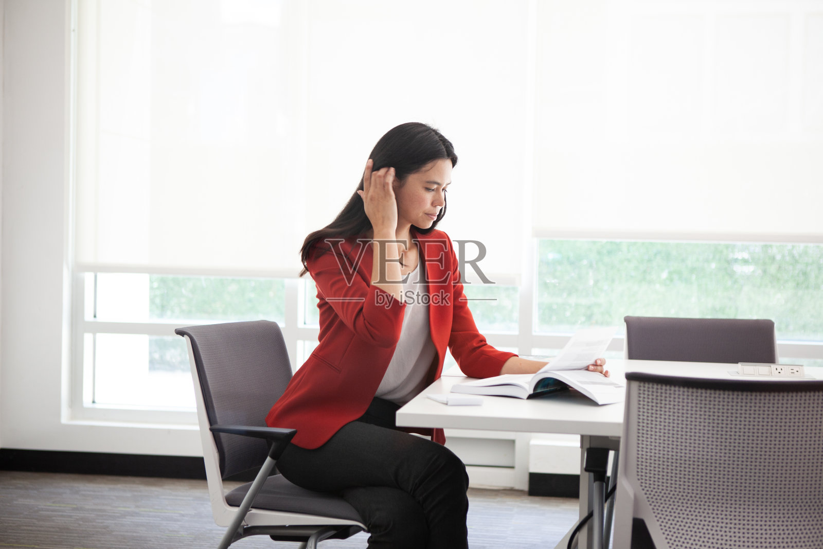 女人在办公室照片摄影图片