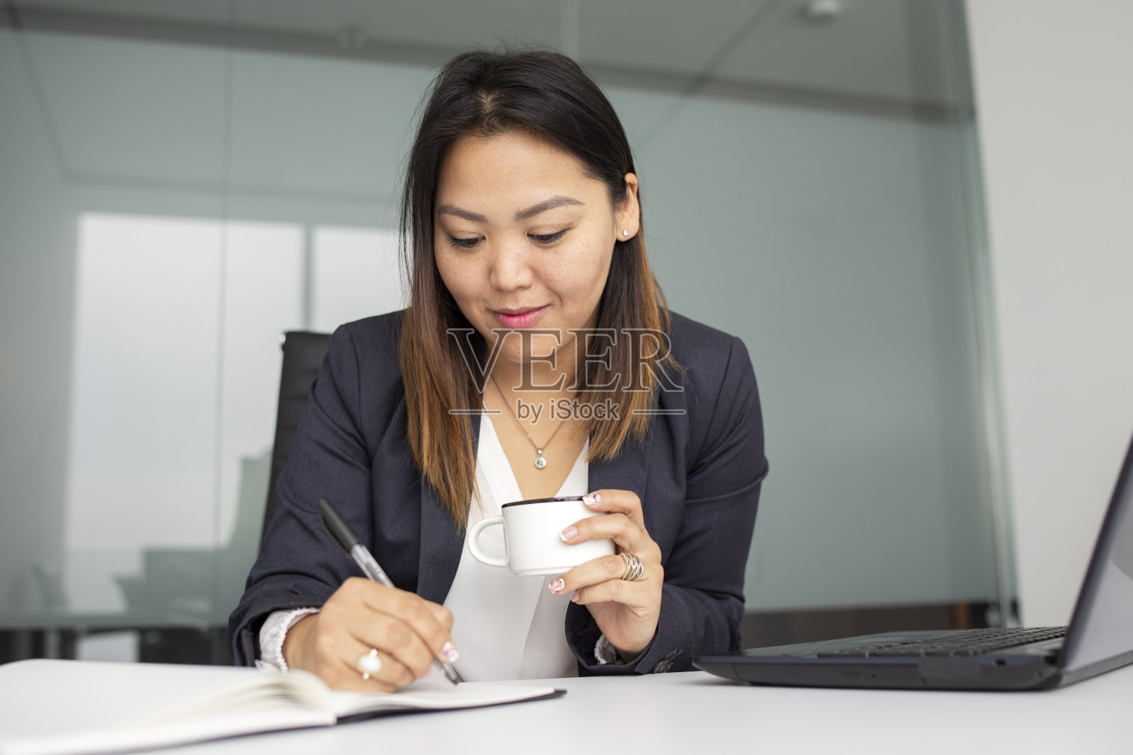 在办公室工作的日本裔妇女照片摄影图片