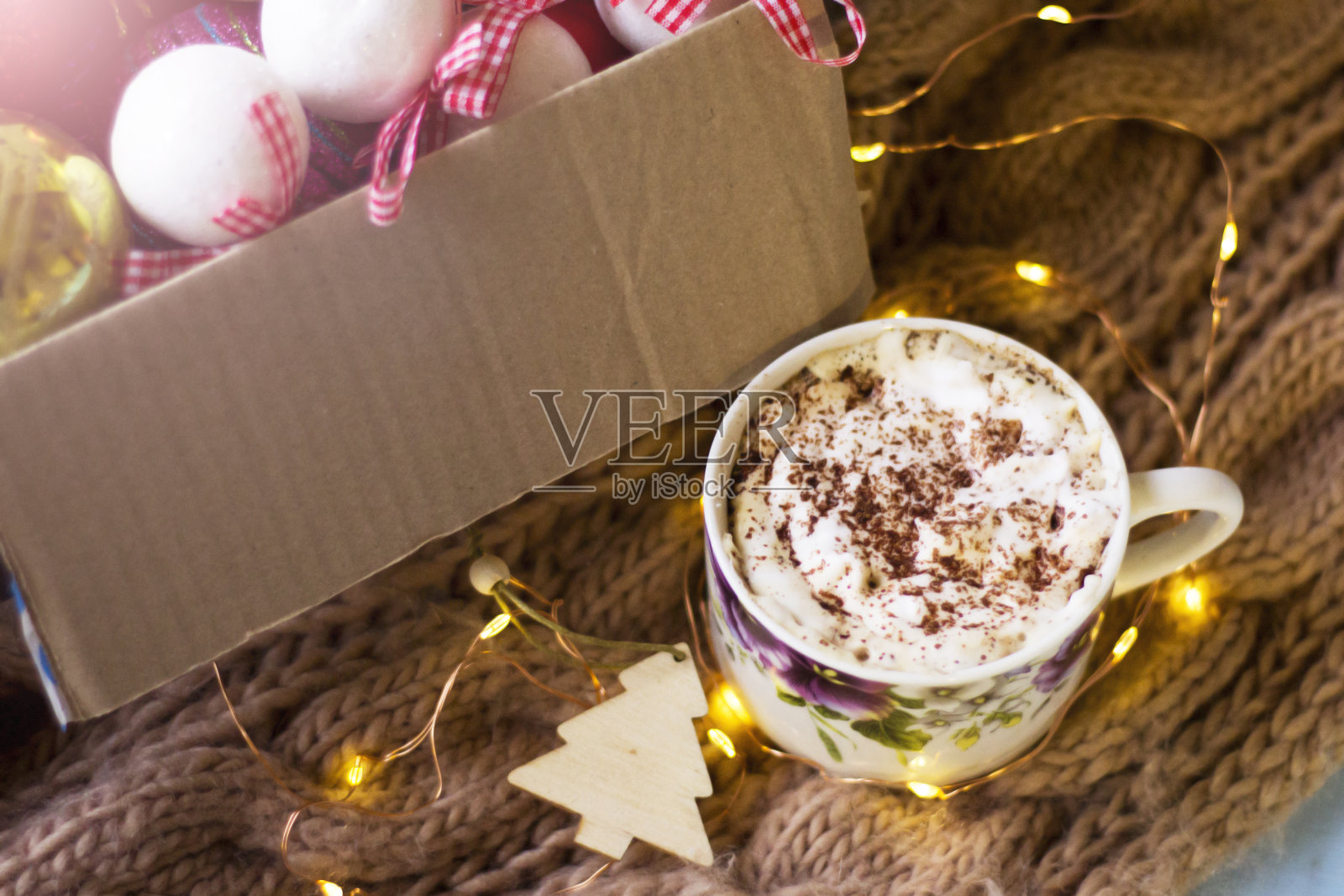 一杯咖啡和一盒圣诞球照片摄影图片