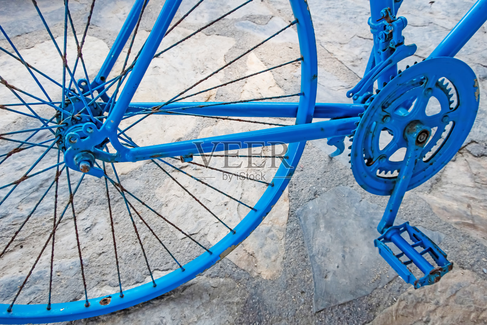 花园里的蓝色装饰旧自行车照片摄影图片