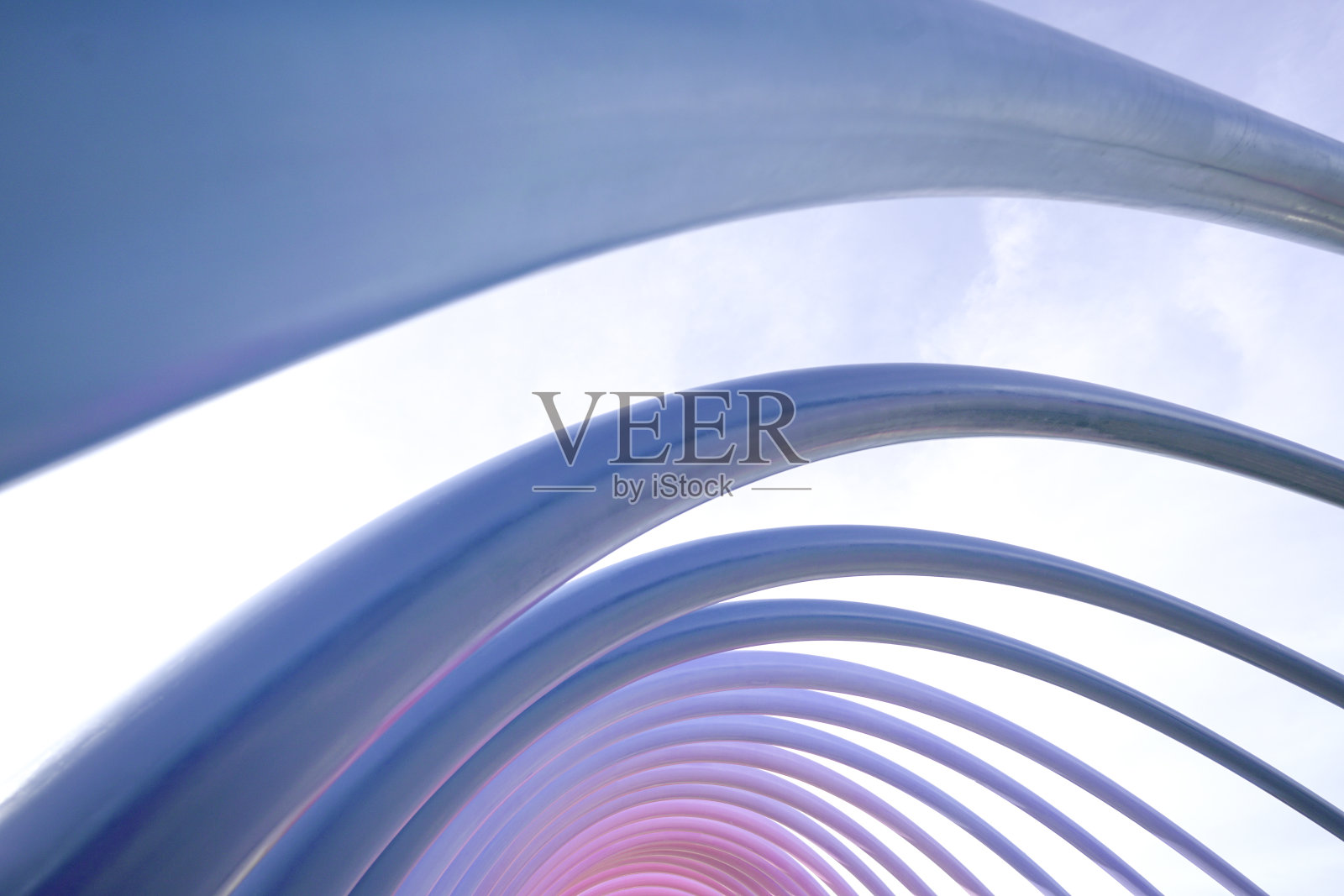 城市几何，蓝色和粉红色的金属线条结构。照片摄影图片