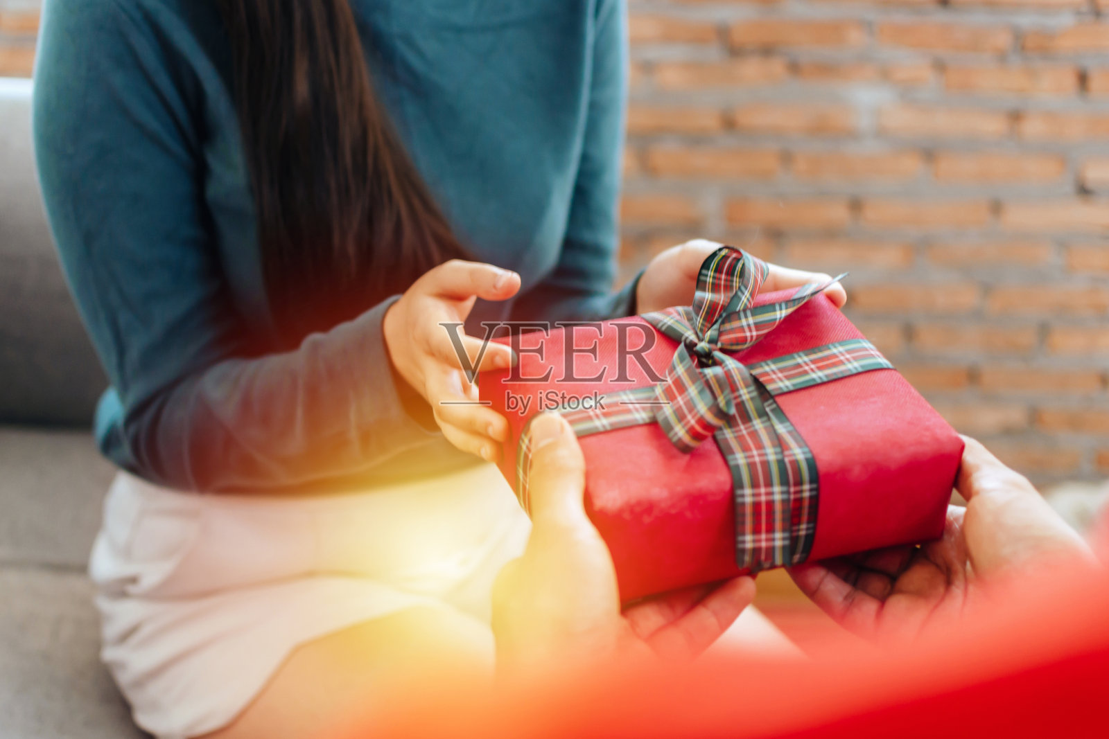 圣诞快乐。可爱的夫妇给女朋友惊喜的圣诞礼盒庆祝在家里，节日派对，情人节，节日家庭，新年快乐，生日快乐的概念照片摄影图片