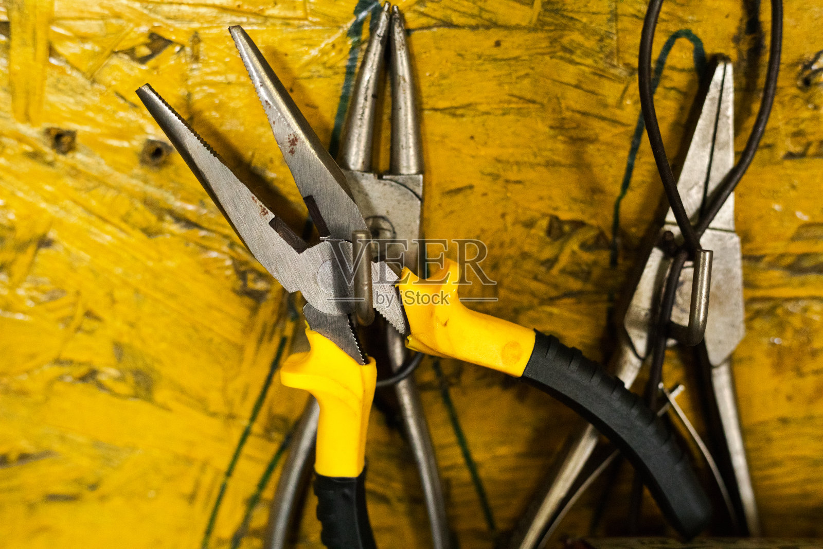 汽车修理厂的钳子组照片摄影图片