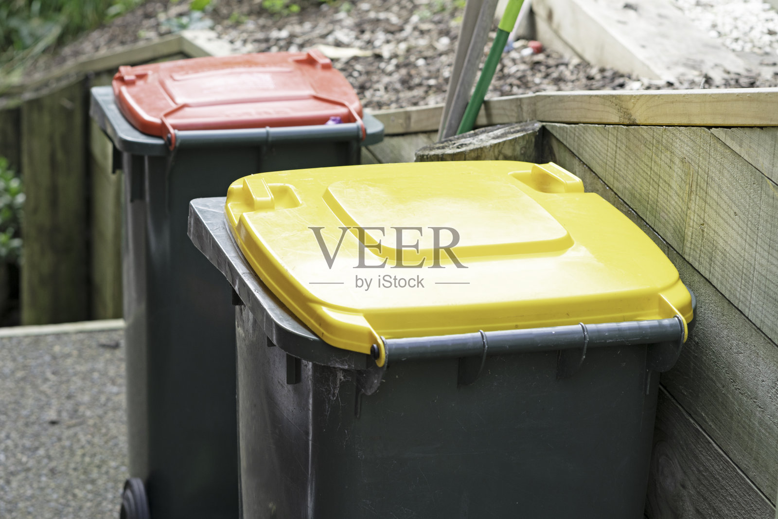 一个有黄色盖子的家用垃圾桶的特写镜头照片摄影图片