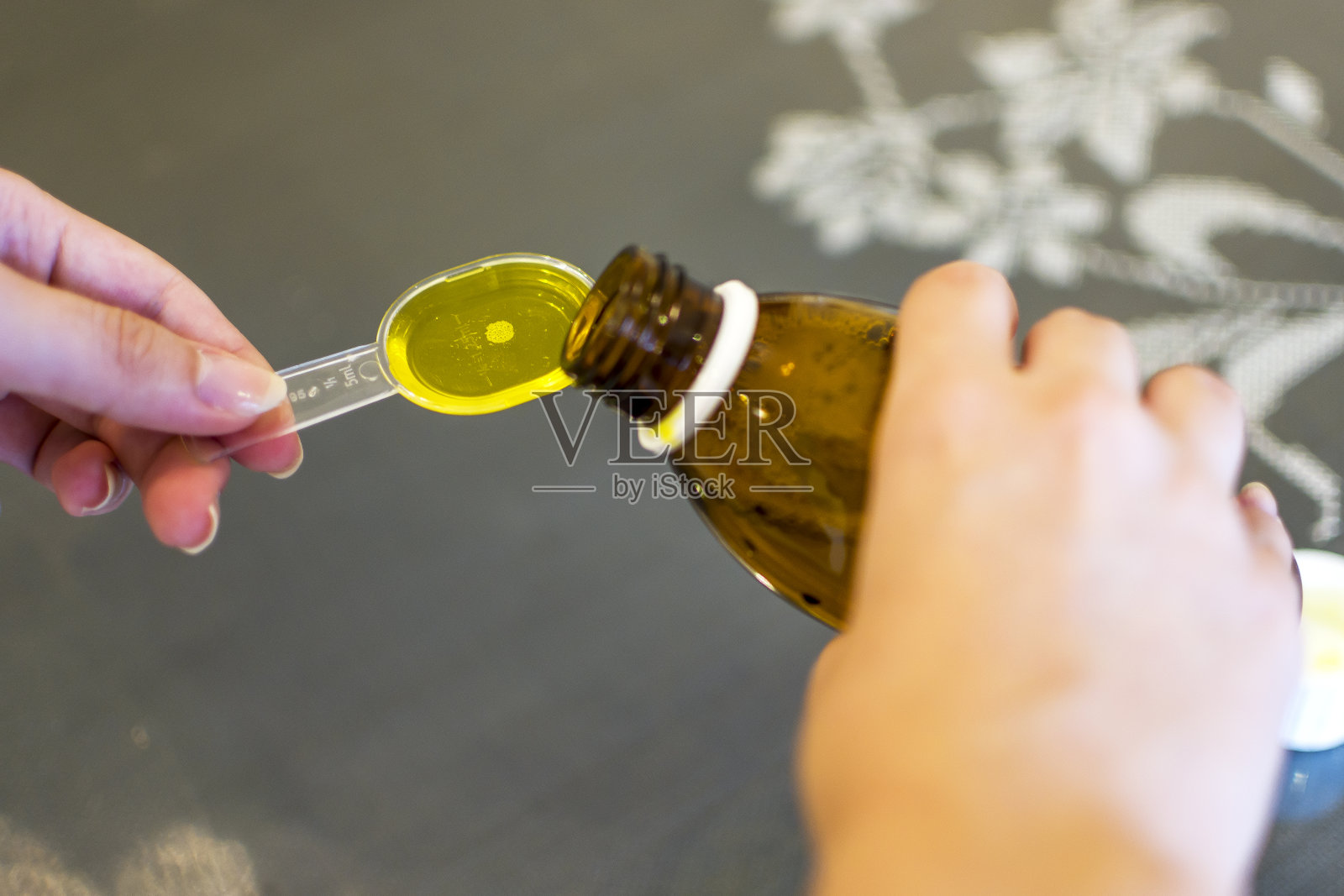 十几岁的女孩喝药水照片摄影图片