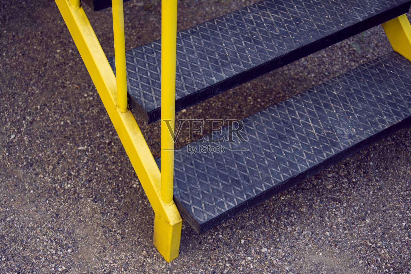 操场滑梯的黄色楼梯扶手照片摄影图片