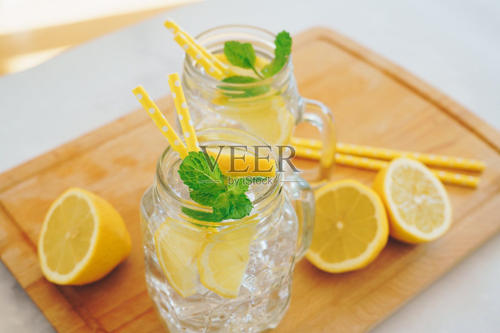 玻璃瓶装的新鲜薄荷柠檬水照片摄影图片