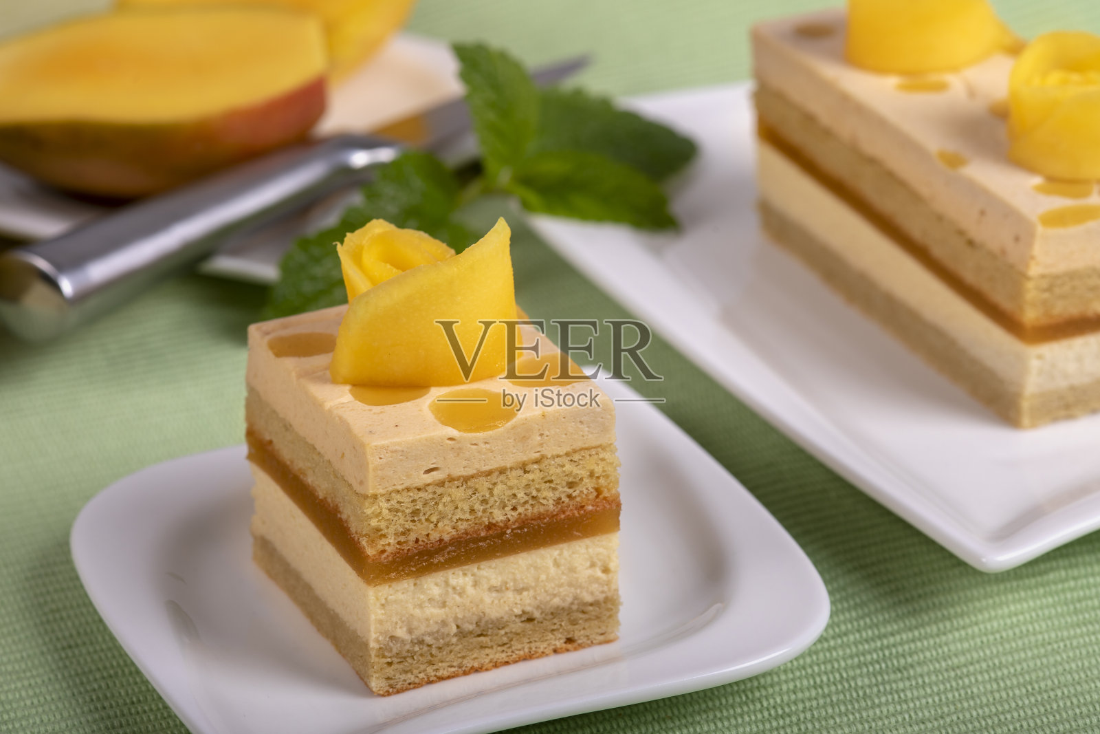 自制的芒果蛋糕放在盘子里。照片摄影图片