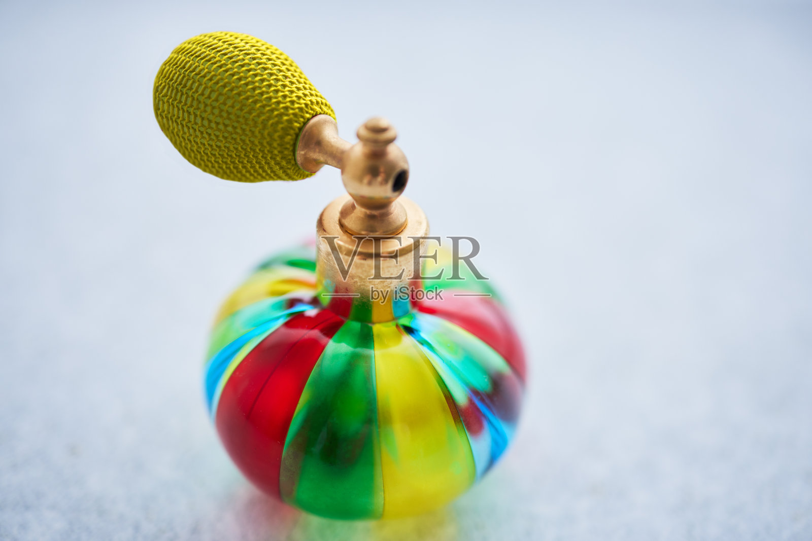 色彩斑斓的香水瓶照片摄影图片