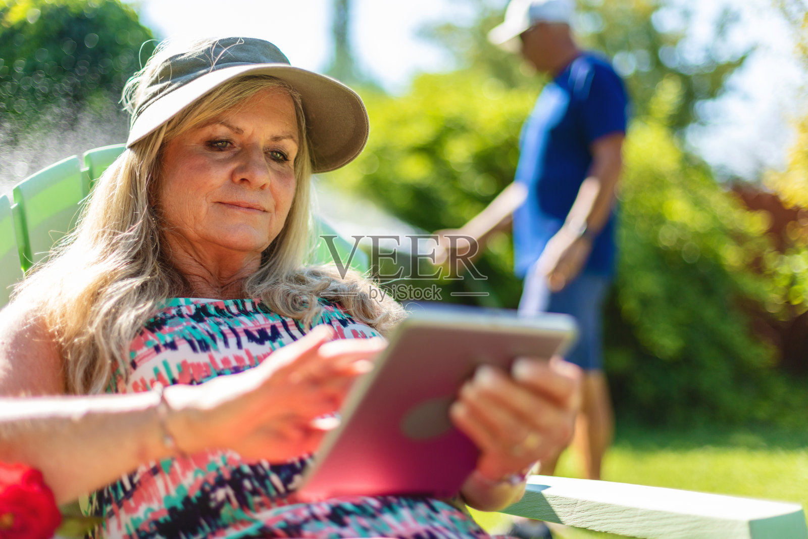 成熟的成年男性和女性丈夫和妻子享受生活后院户外古怪的照片系列照片摄影图片