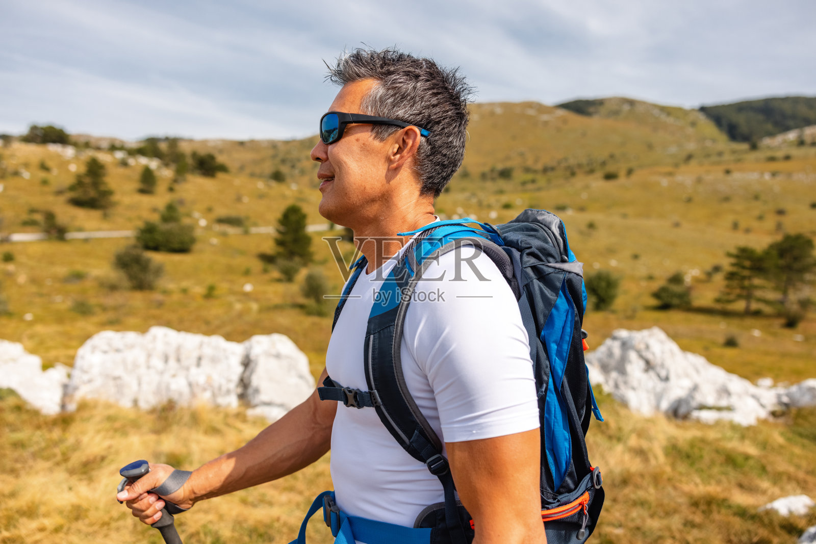 成年亚洲人登山的特写照片摄影图片