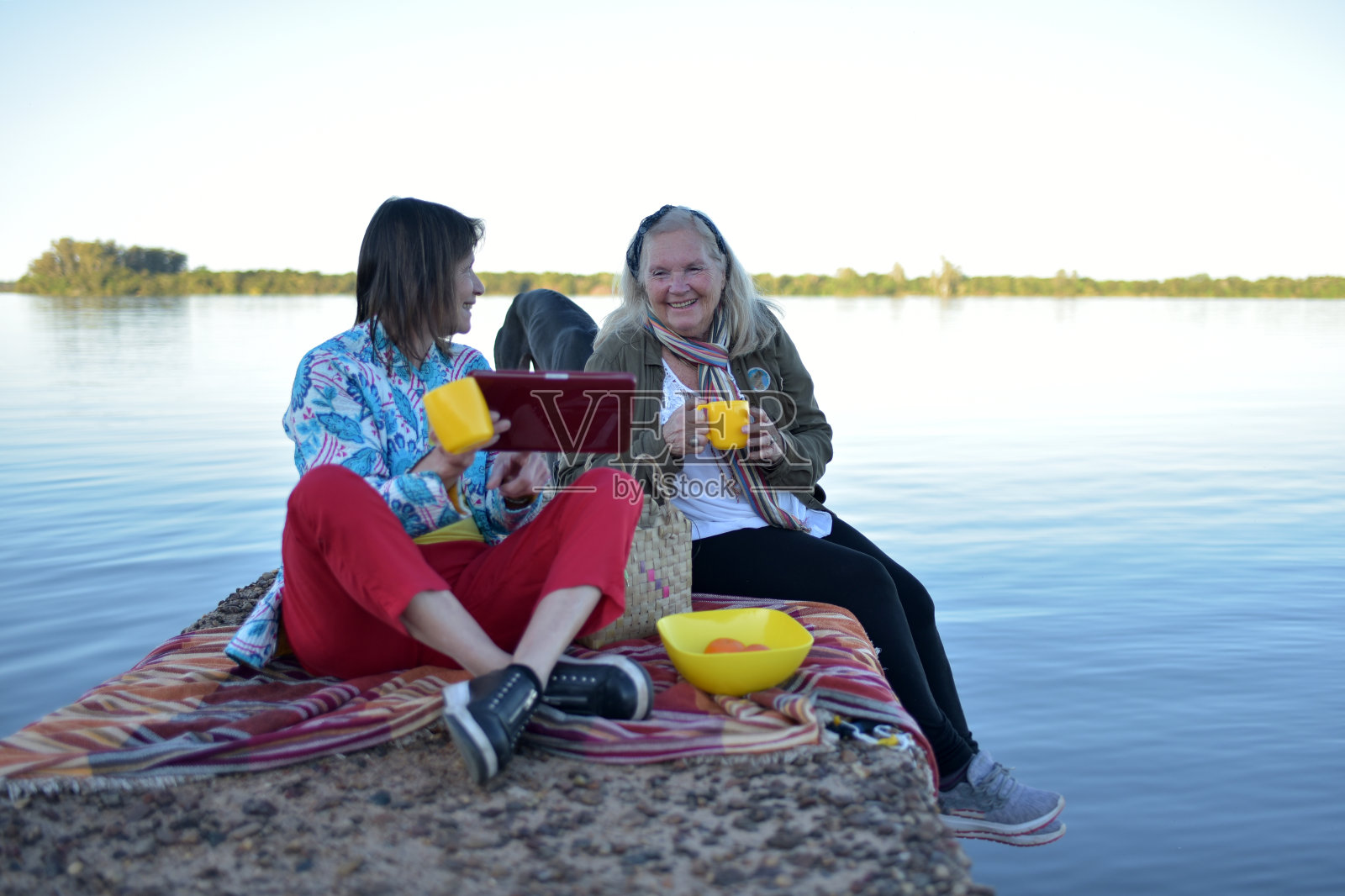 上了年纪的妇女在户外玩得很开心照片摄影图片