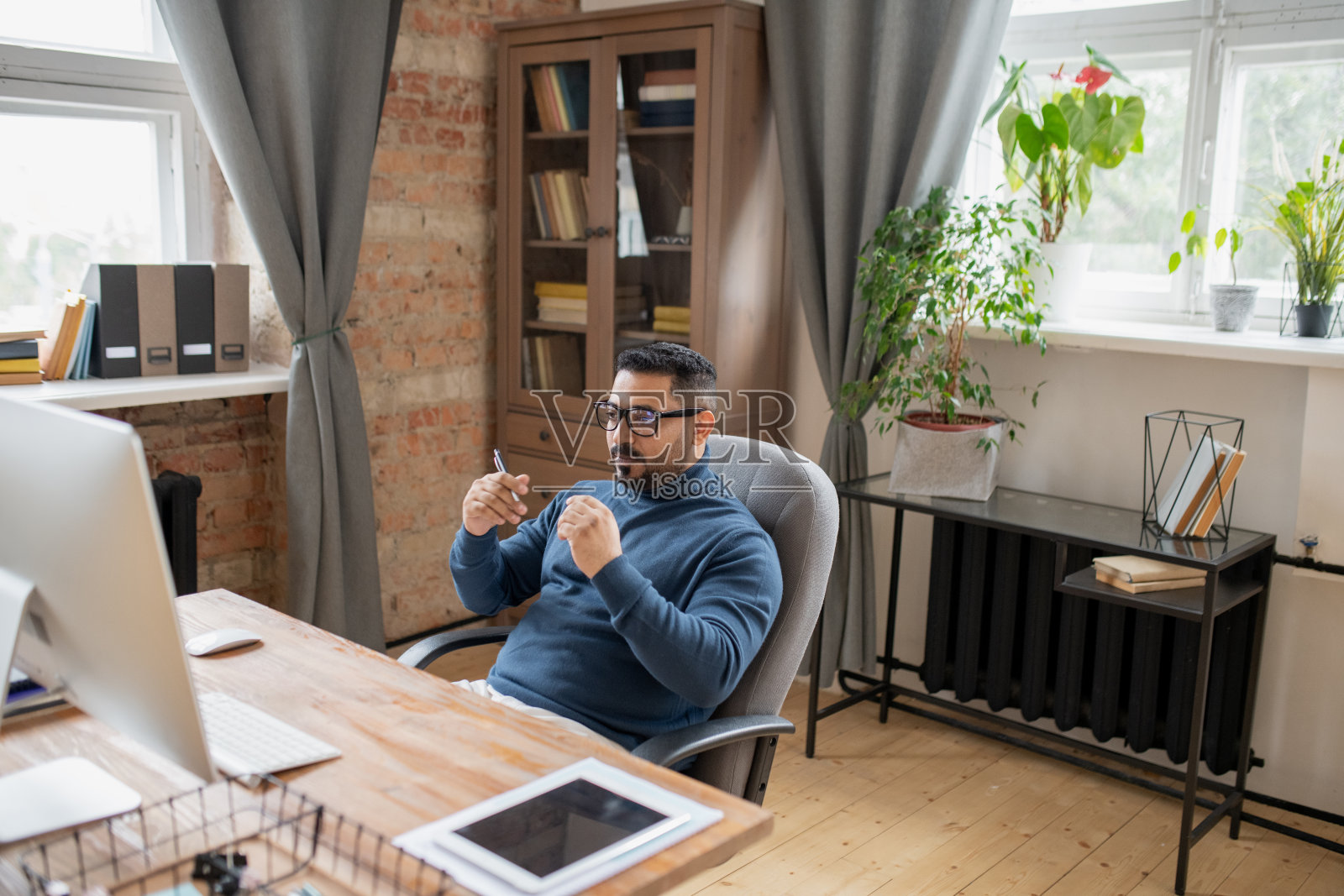 严肃的老师穿着便服听着网上的学生照片摄影图片