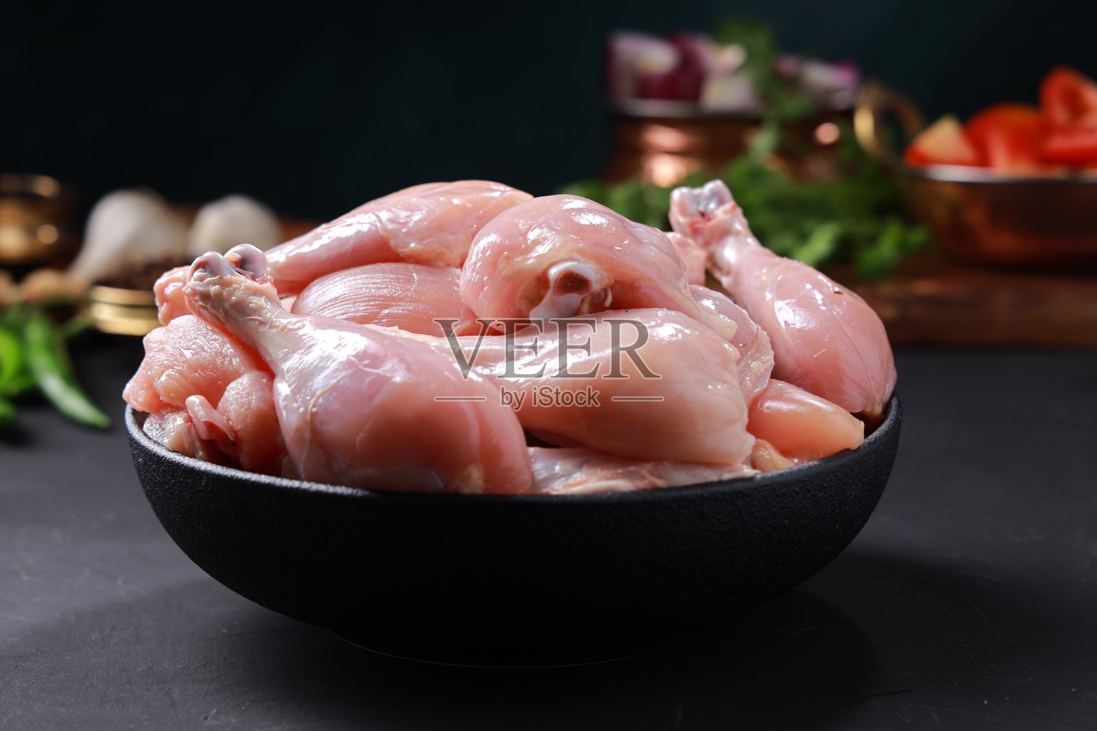 去皮的生印度烤鸡照片摄影图片