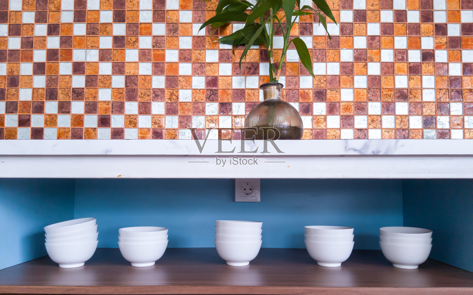 白色的陶瓷碗陈列在架子上，花瓶放在上面照片摄影图片