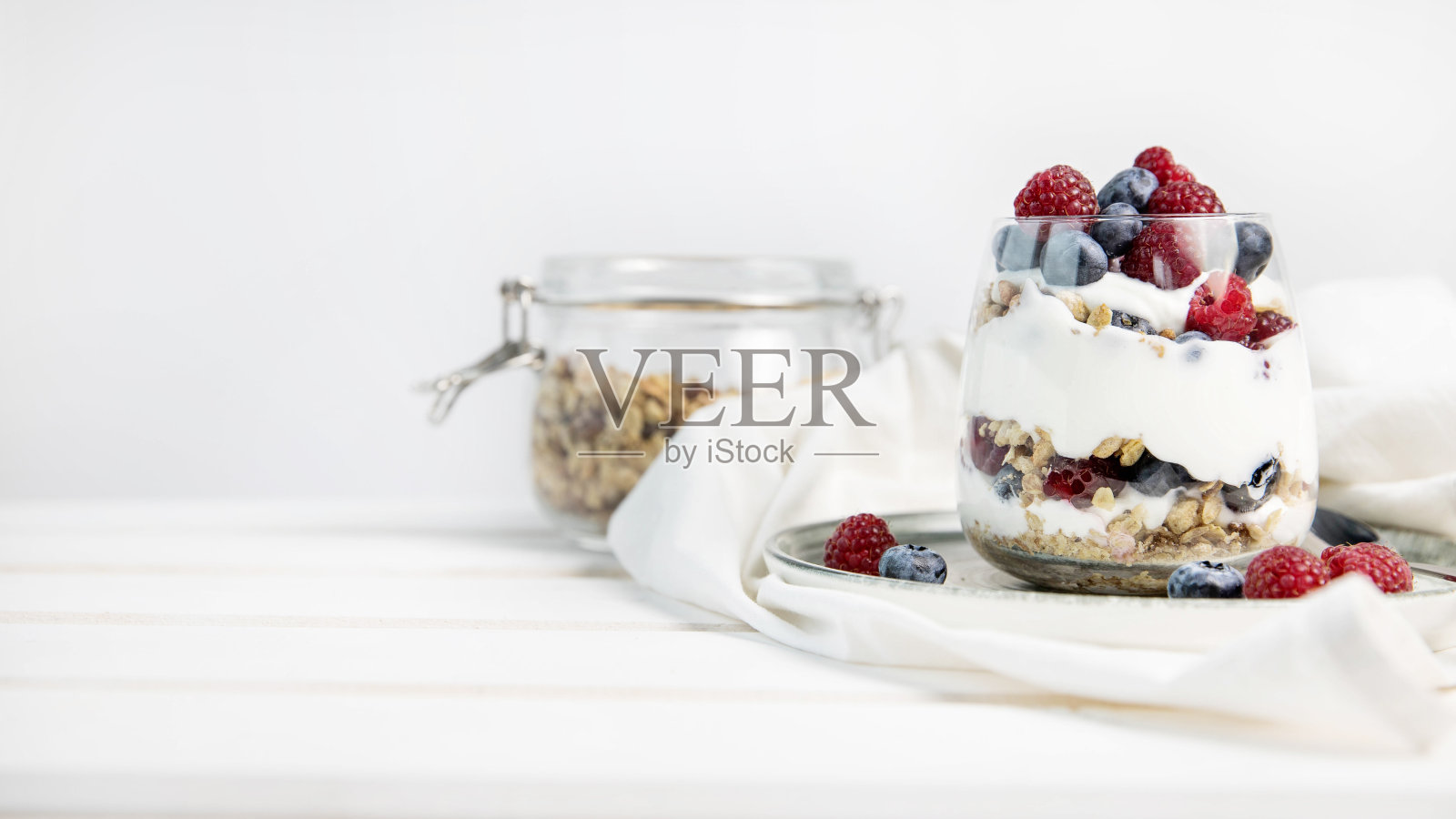 冻糕配格兰诺拉麦片，浆果和酸奶。照片摄影图片