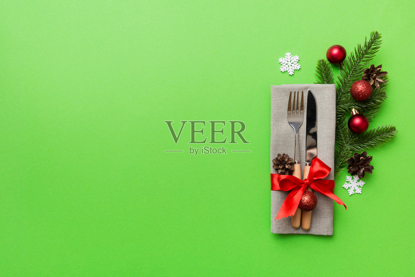 圣诞餐桌布置与刀，餐巾和叉子。假期新年背景与复制空间照片摄影图片