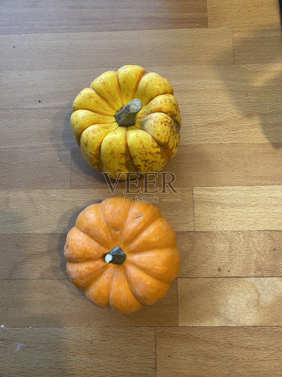 装饰迷你南瓜-万圣节主题装饰物品库存照片- 2块迷你南瓜照片摄影图片