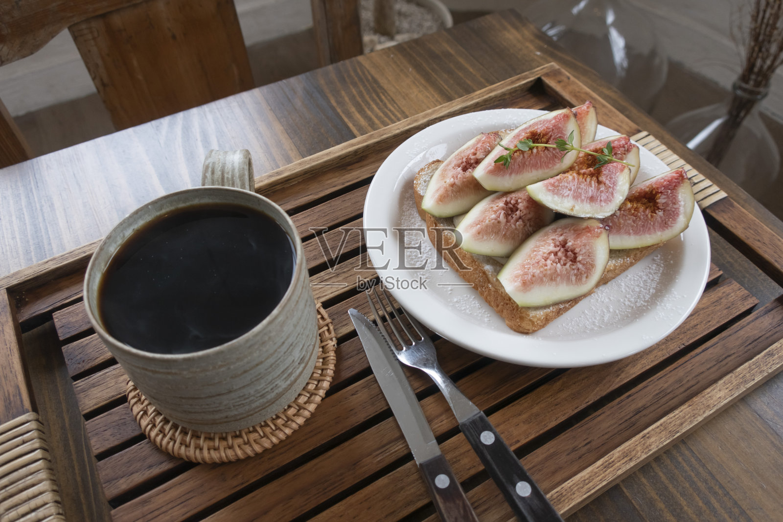 木桌上美味的无花果吐司和咖啡照片摄影图片