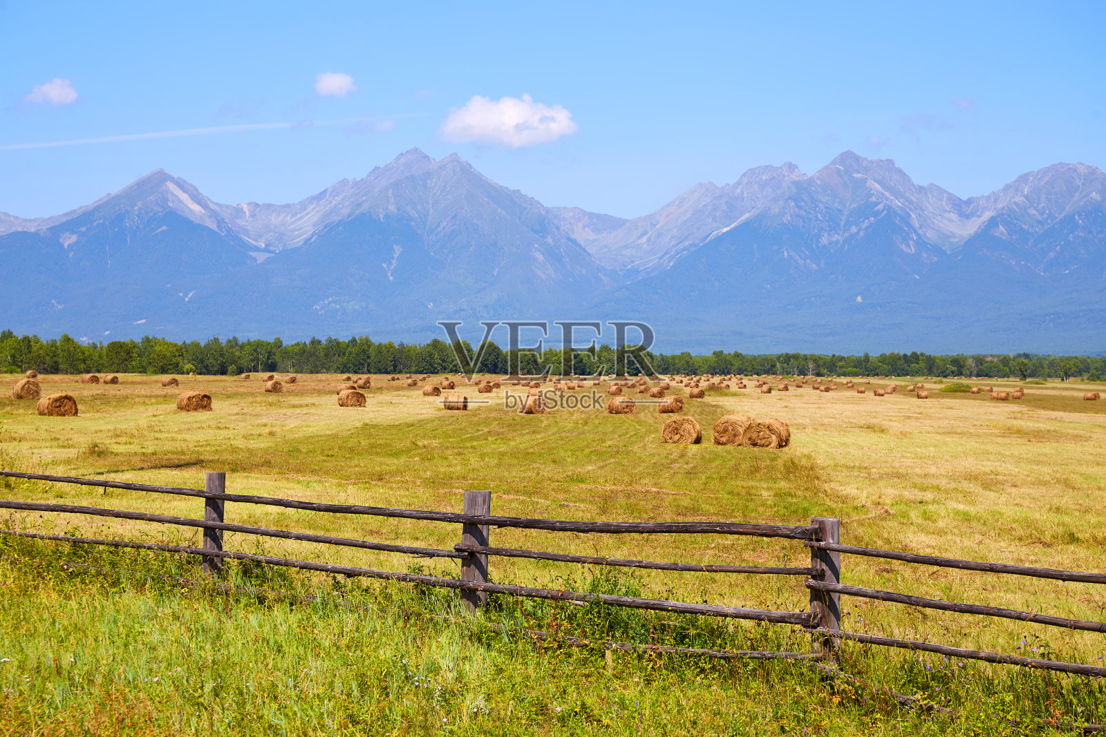 农田里的干草堆。风景如画的田园风光、群山、蓝天照片摄影图片