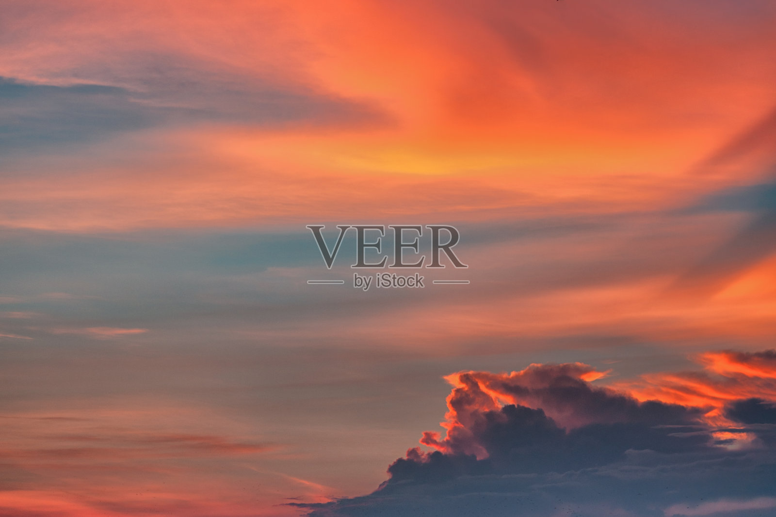 日落时天空乌云密布照片摄影图片