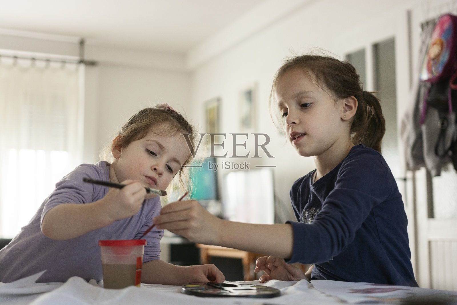 女孩们在家用水彩画画照片摄影图片