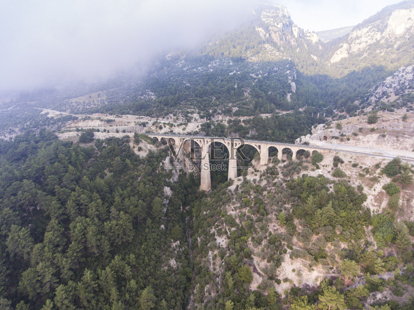 阿达纳省瓦尔达桥鸟瞰图。照片摄影图片