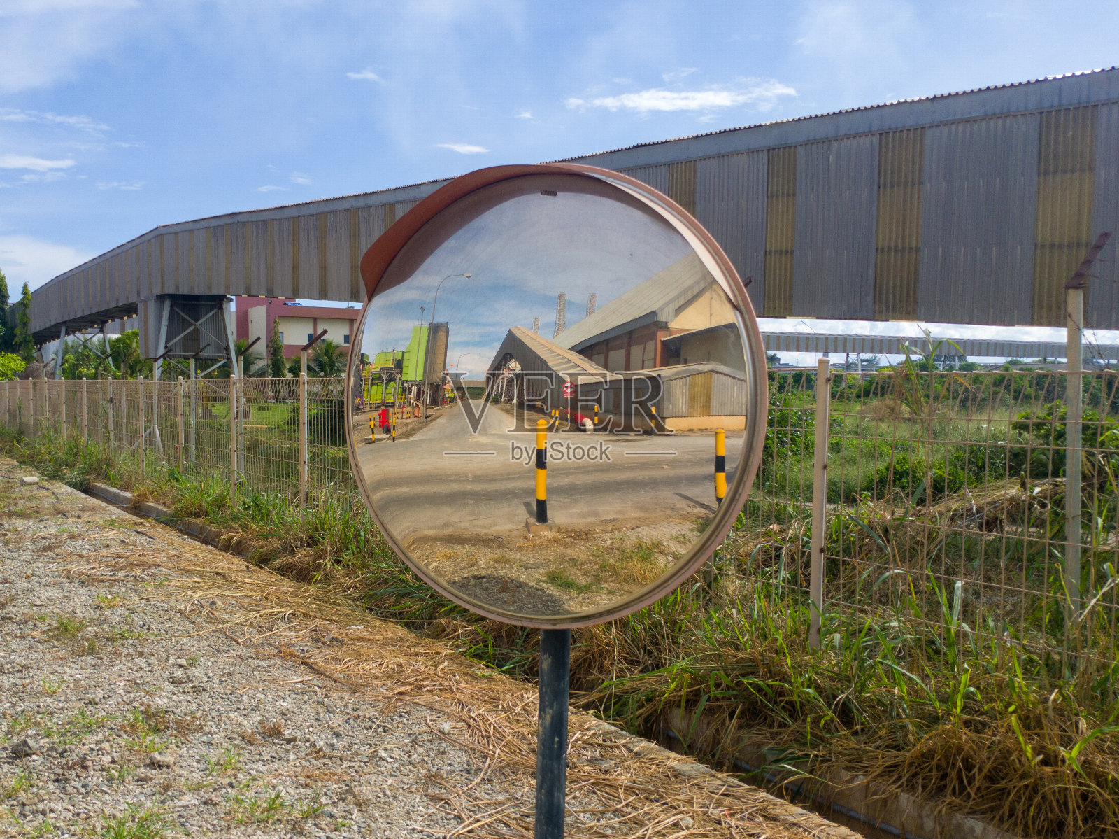 在厂区的十字路口有交通镜子照片摄影图片