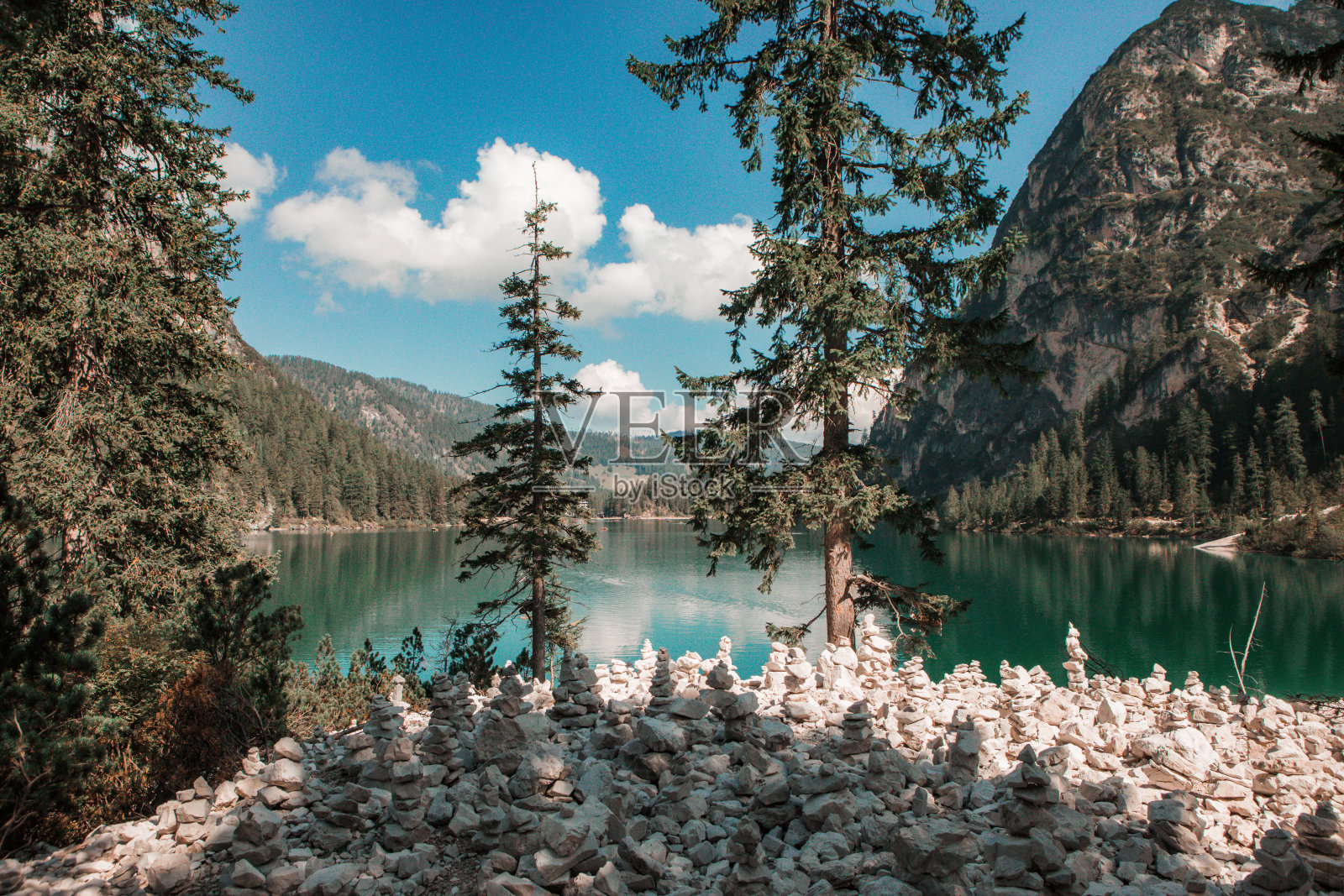美丽的意大利乡村湖泊景观照片摄影图片
