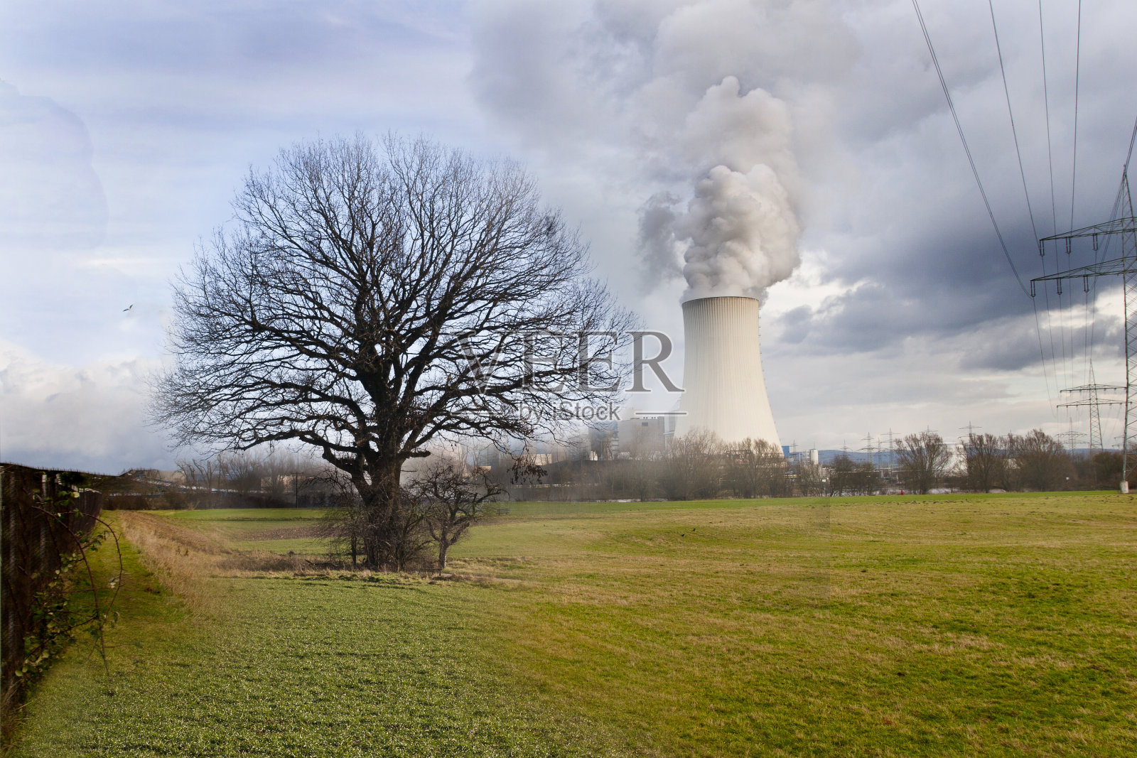 燃煤电厂造成的空气污染照片摄影图片