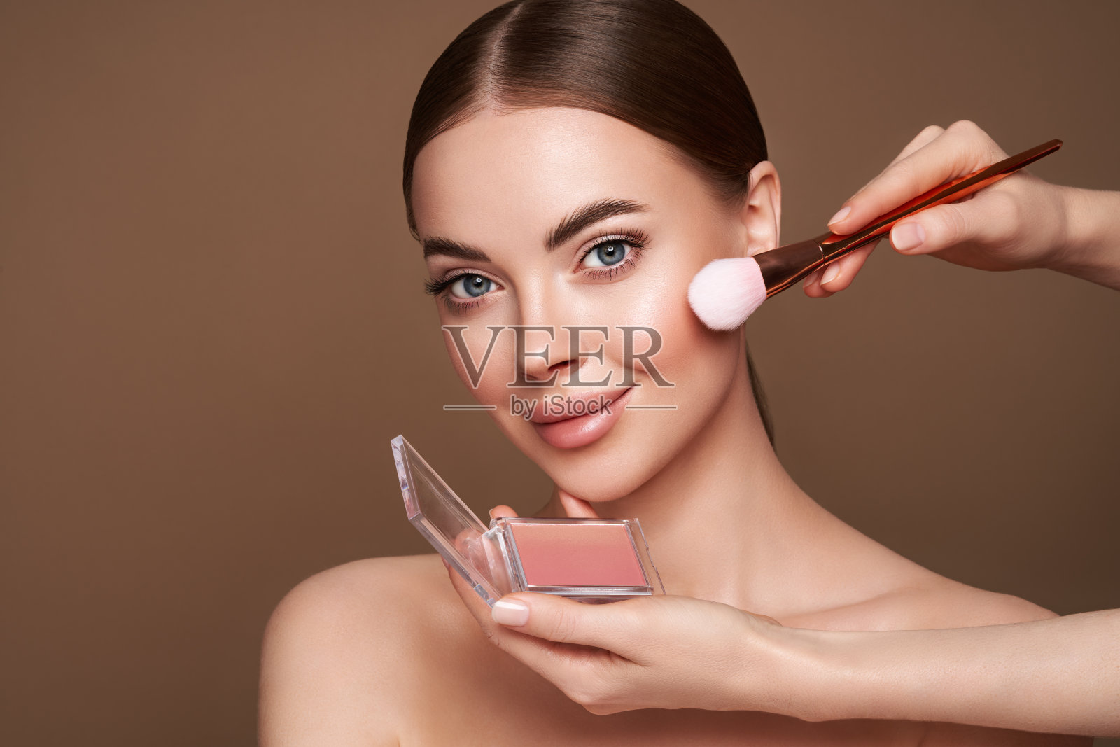 化妆师使用眼影照片摄影图片