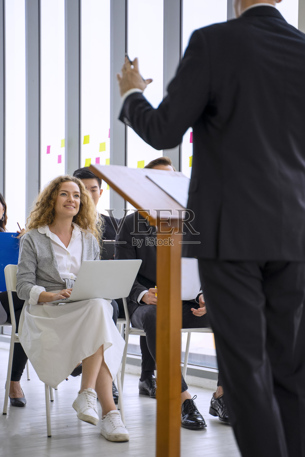 白领工人爱交际，爱开会。照片摄影图片