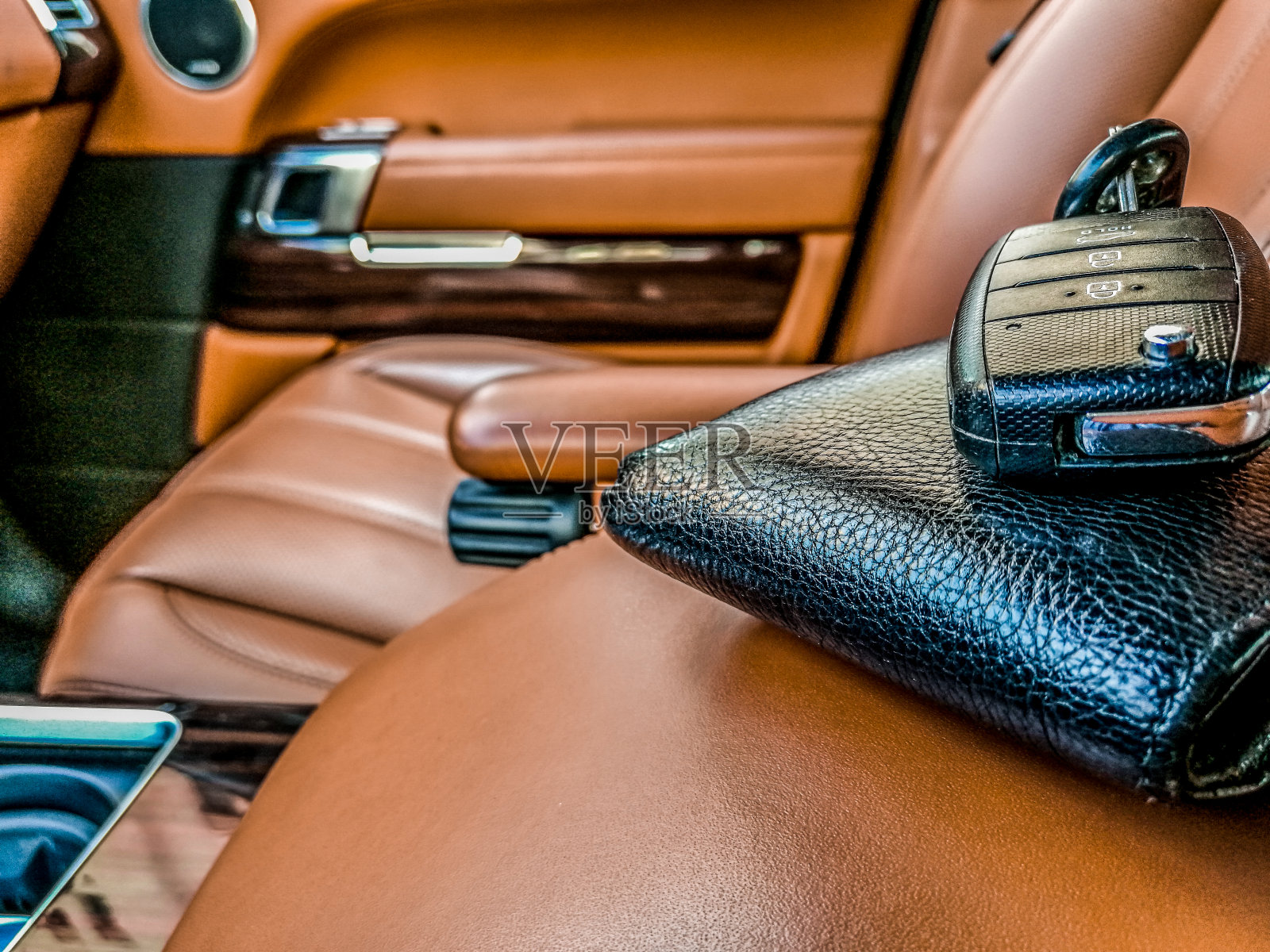 豪车内饰：黑色皮夹与车钥匙特写照片摄影图片