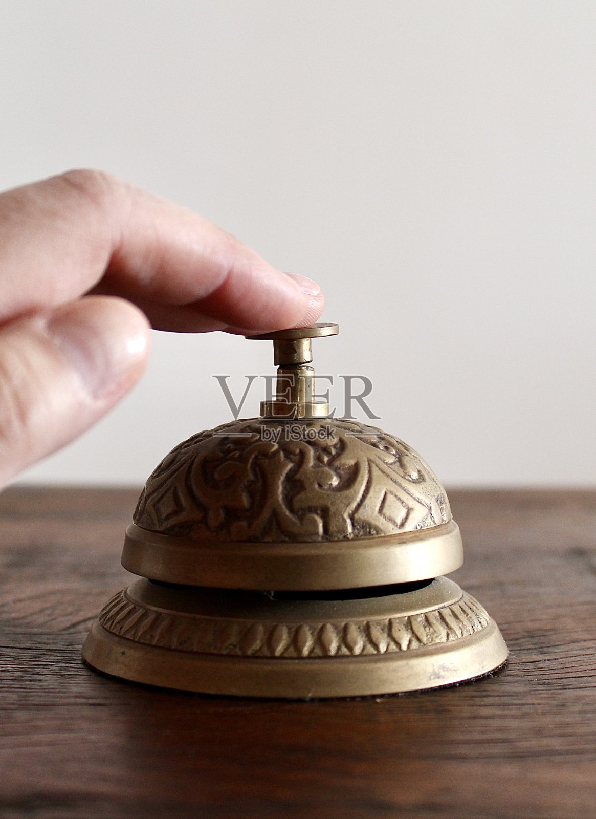 手按铃。照片摄影图片