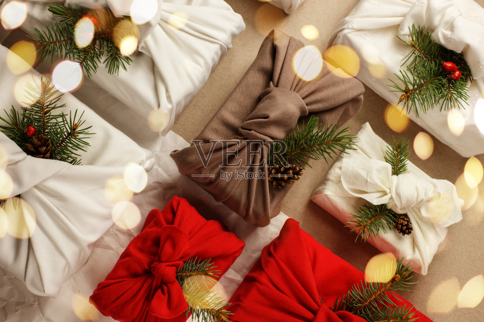 日本裹布糠木，传统上用来运送礼物。礼物盒有冷杉，松果，肉桂，玫瑰果和圣诞灯。照片摄影图片