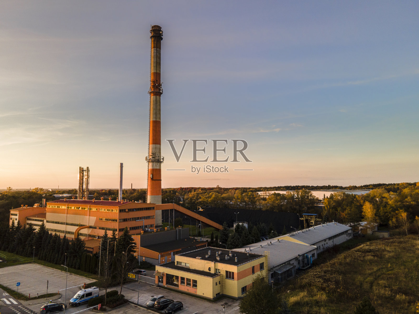 波兰塔尔瑙的煤燃料热电厂。工业园区空中无人机视图照片摄影图片