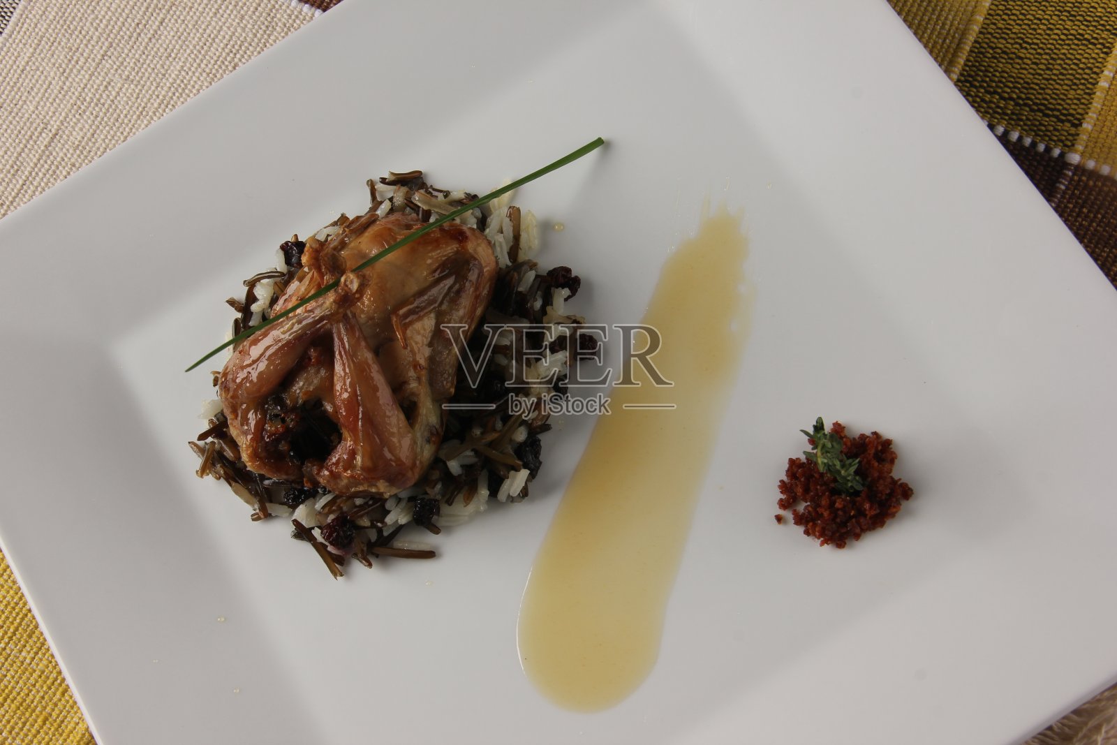 菰米烤鹌鹑照片摄影图片