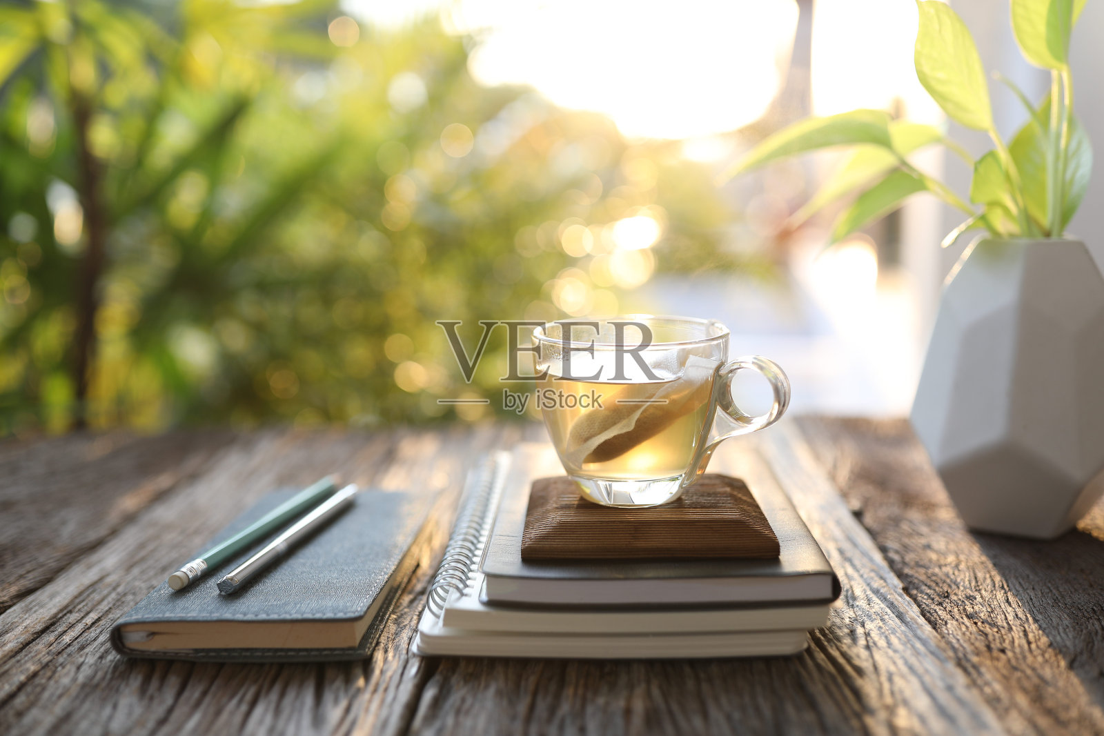 玻璃杯里的热茶和日记本照片摄影图片