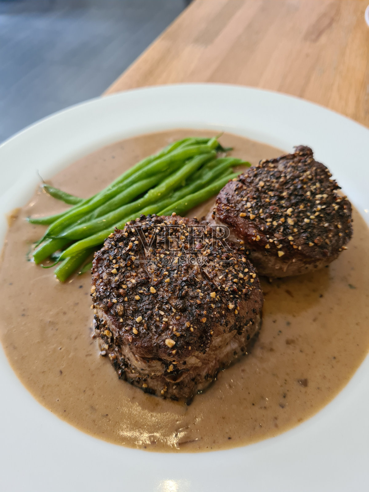 菲力牛排配胡椒，法国菜照片摄影图片