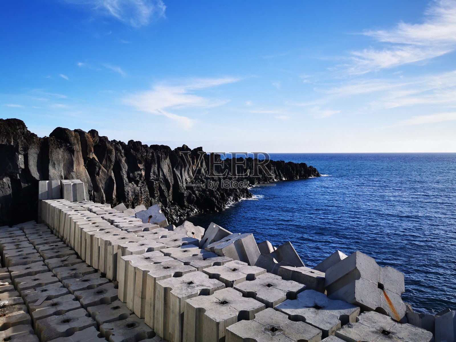 海边和山上的美景。照片摄影图片