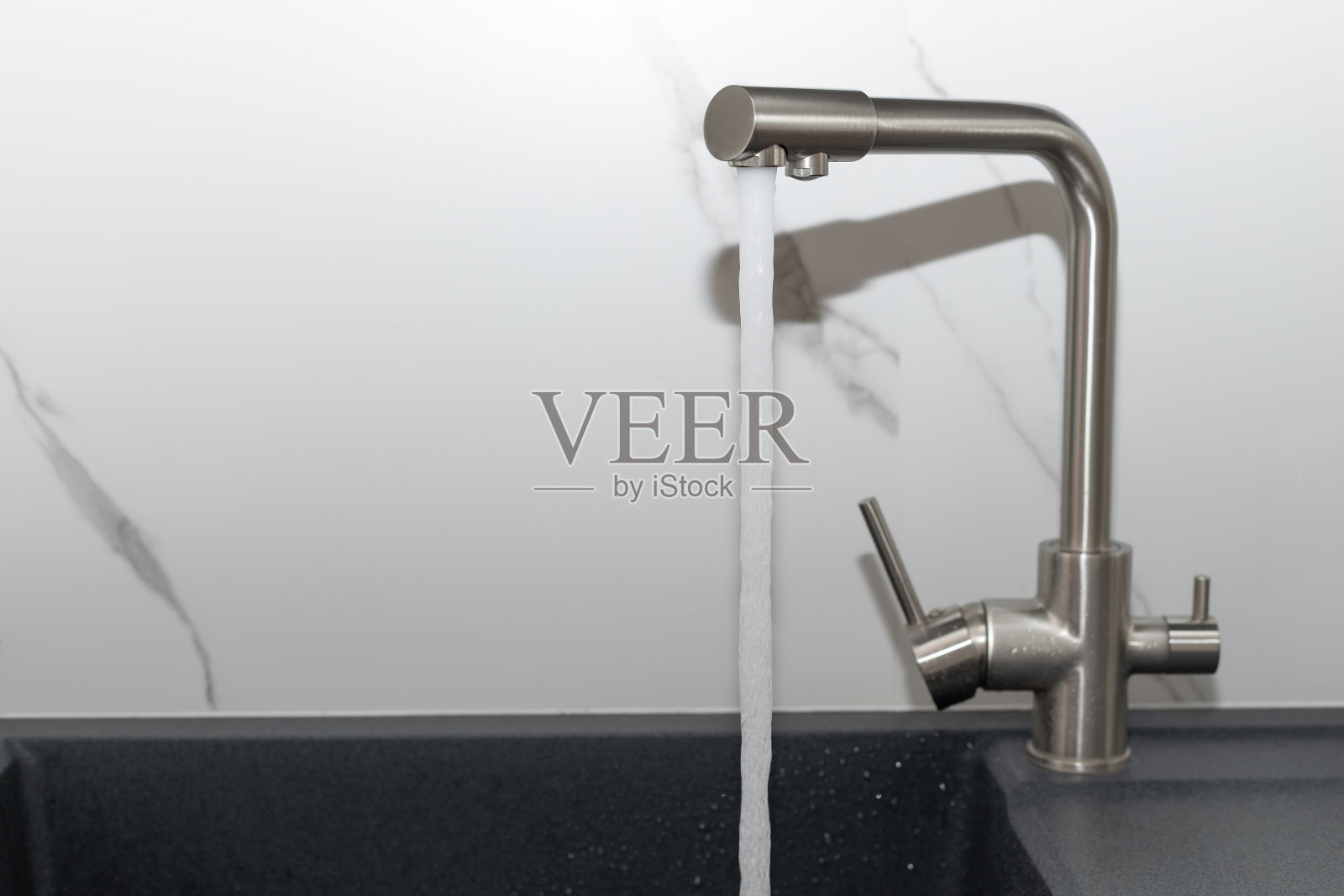 现代厨房水龙头流水照片摄影图片