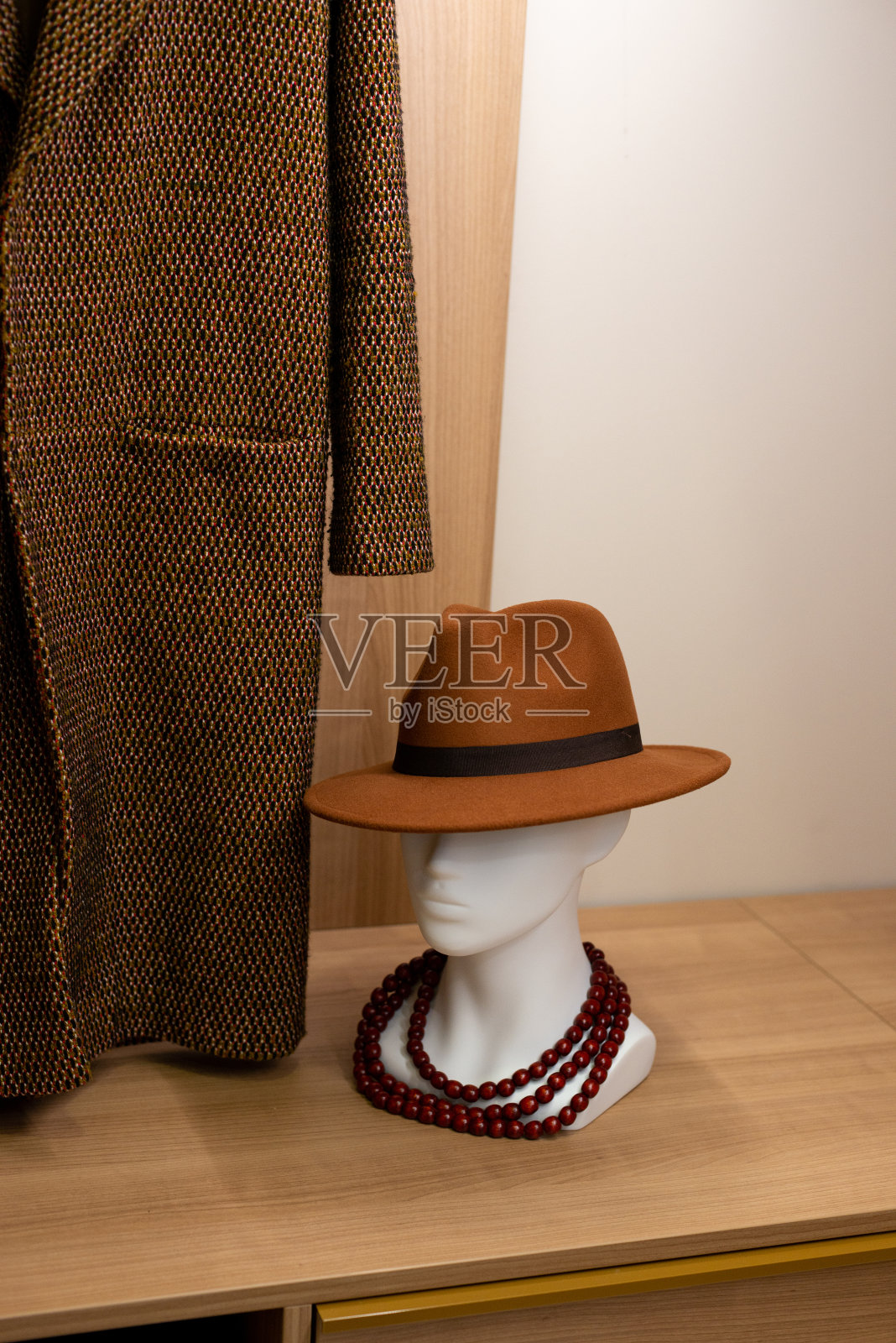 不是一个大的现代化更衣室。室内设计,衣柜。人体模特的头饰。软选择性聚焦，艺术噪音。照片摄影图片